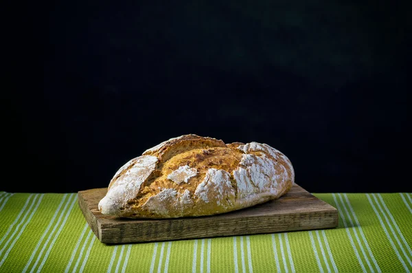 Pane su tagliere di legno — Foto Stock