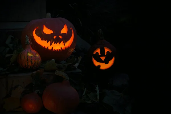 Strašidelné Halloween dýně v noci — Stock fotografie