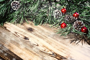 Baubles ile Noel çam ağacı