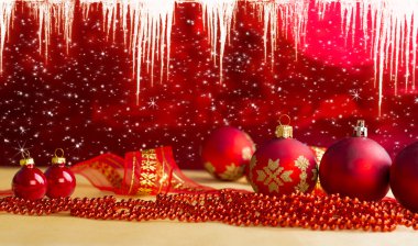 Noel kompozisyon. Buz sarkıtları tatil zemin üzerine kırmızı Baubles