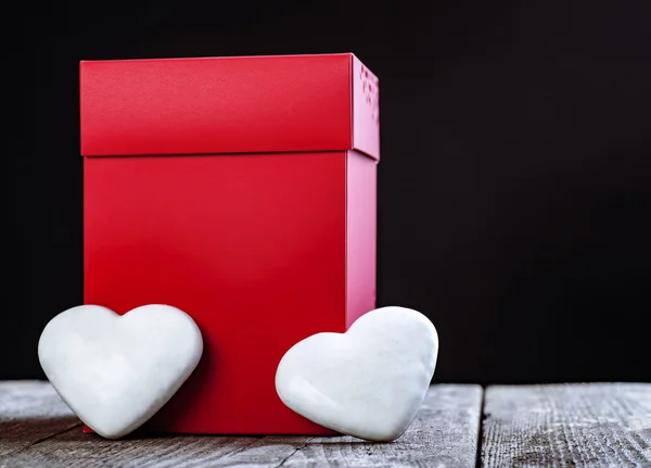 Μεγάλο κόκκινο δώρου και λευκό καρδιές σε σανίδα. — Φωτογραφία Αρχείου