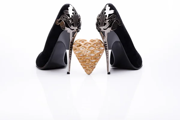 Black High Heels And Gingerbread Heart — Stock Photo, Image