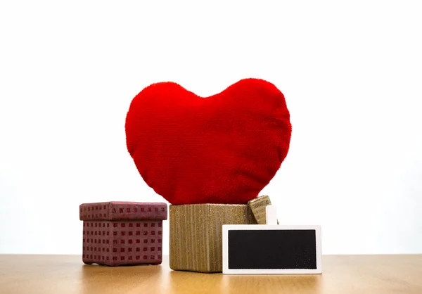 Κόκκινο βελούδο καρδιά στο κιβώτιο δώρων — Φωτογραφία Αρχείου