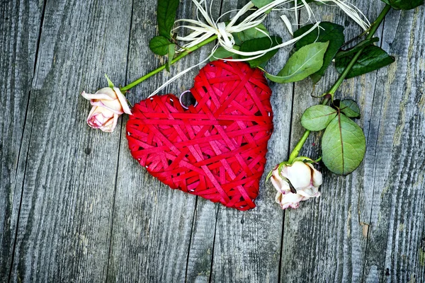 Gran corazón de mimbre rojo con rosas — Foto de Stock