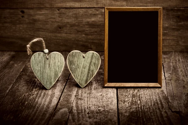 Δύο ξύλινα καρδιές και μαυροπίνακα — Φωτογραφία Αρχείου
