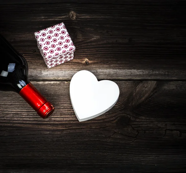 Поняття любові. Серце, вино і подарунок . — стокове фото