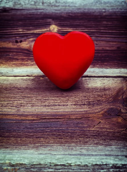 Corazón de cera roja en la mesa vieja . — Foto de Stock