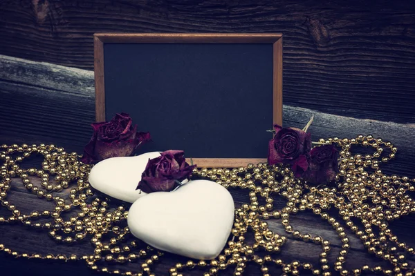 Καρδιά σχήμα Cookies, Blackboard και τριαντάφυλλα — Φωτογραφία Αρχείου