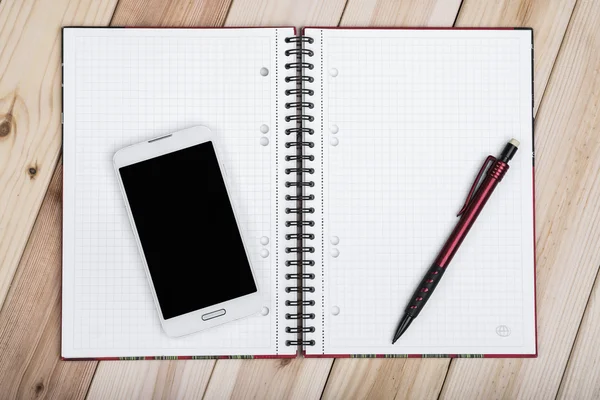 Telefone inteligente, Notebook na mesa — Fotografia de Stock