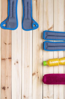 Spor donatımı. Ayak bileği ve bilek ağırlıkları, suyu, havlu.