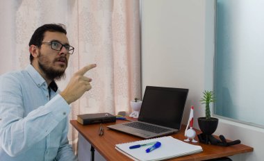 evde çalışan ev adamı ofis telgrafı.