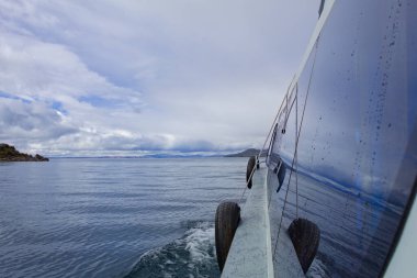 Deniz nehri gölü dağlarında yelkenli bir tekne