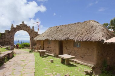 Eski bir kasabadan eski bir taş ev.