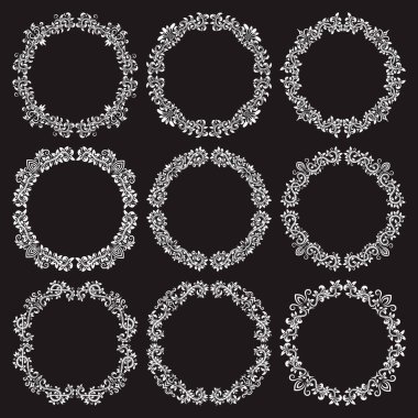 Çiçek desenli yuvarlak çerçeveler, Victoria tarzı tasarım için dizayn edilmiş. Siyah arkaplanda beyaz dairesel çelenkler.