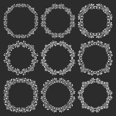 Çiçek desenli yuvarlak çerçeveler, Victoria tarzı tasarım için dizayn edilmiş. Siyah arka planda beyaz dairesel çelenkler. Vintage çiçekli yuvarlak çerçeveler.