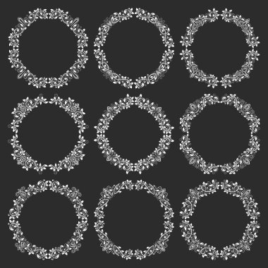 Victoria tarzı çiçek desenli yuvarlak çerçeveler. Viktorya tarzı dairesel çelenkler. Siyah arkaplanda tasarım için beyaz ögeler.