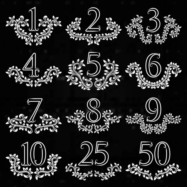 花环中的一组古色古香的数字 黑色纹理背景上的白色符号 — 图库矢量图片