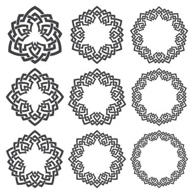 Yuvarlak çerçeveler. Çizgili çizgili logo tasarımı için dokuz dekoratif unsur. Beyaz arkaplanda siyah çizgiler.