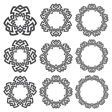 Yuvarlak çerçeveler. Çizgili çizgili logo tasarımı için dokuz dekoratif unsur. Beyaz arkaplanda siyah çizgiler.