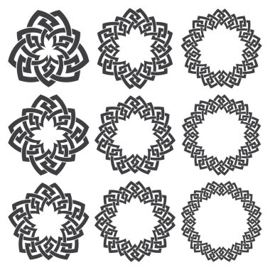 Yuvarlak çerçeveler. Çizgili çizgili logo tasarımı için dokuz dekoratif unsur. Beyaz arkaplanda siyah çizgiler.