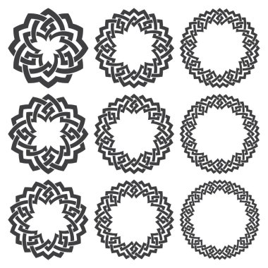 Yuvarlak çerçeveler. Çizgili çizgili logo tasarımı için dokuz dekoratif unsur. Beyaz arkaplanda siyah çizgiler.