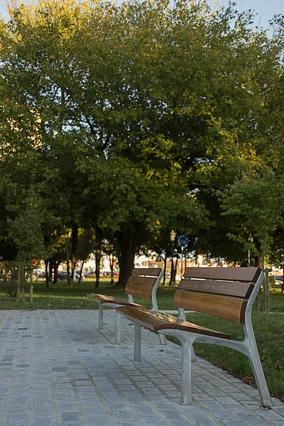 Bancos en el parque . Imágenes de stock libres de derechos