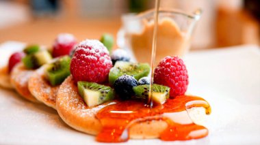 çilek ve akçaağaç şurubu ile Pancakes