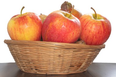 Tahta çubuk sepetinde kırmızı elma izole edilmiş beyaz arkaplan