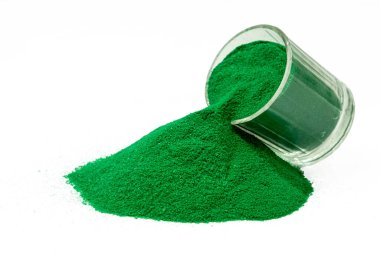 Beyaz arkaplanda izole edilmiş camlı yeşil renk yığını