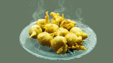 sıcak bhajiya beyaz arka planda tabak