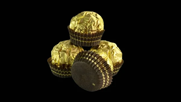 Empat Bola Coklat Dengan Almond Dalam Kertas Kertas Kertas Emas — Stok Foto