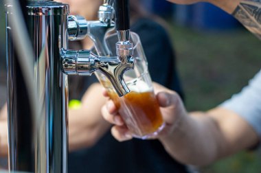 Bir festivalde bira zamanı.