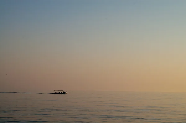 Un petit bateau dans une mer principale — Photo