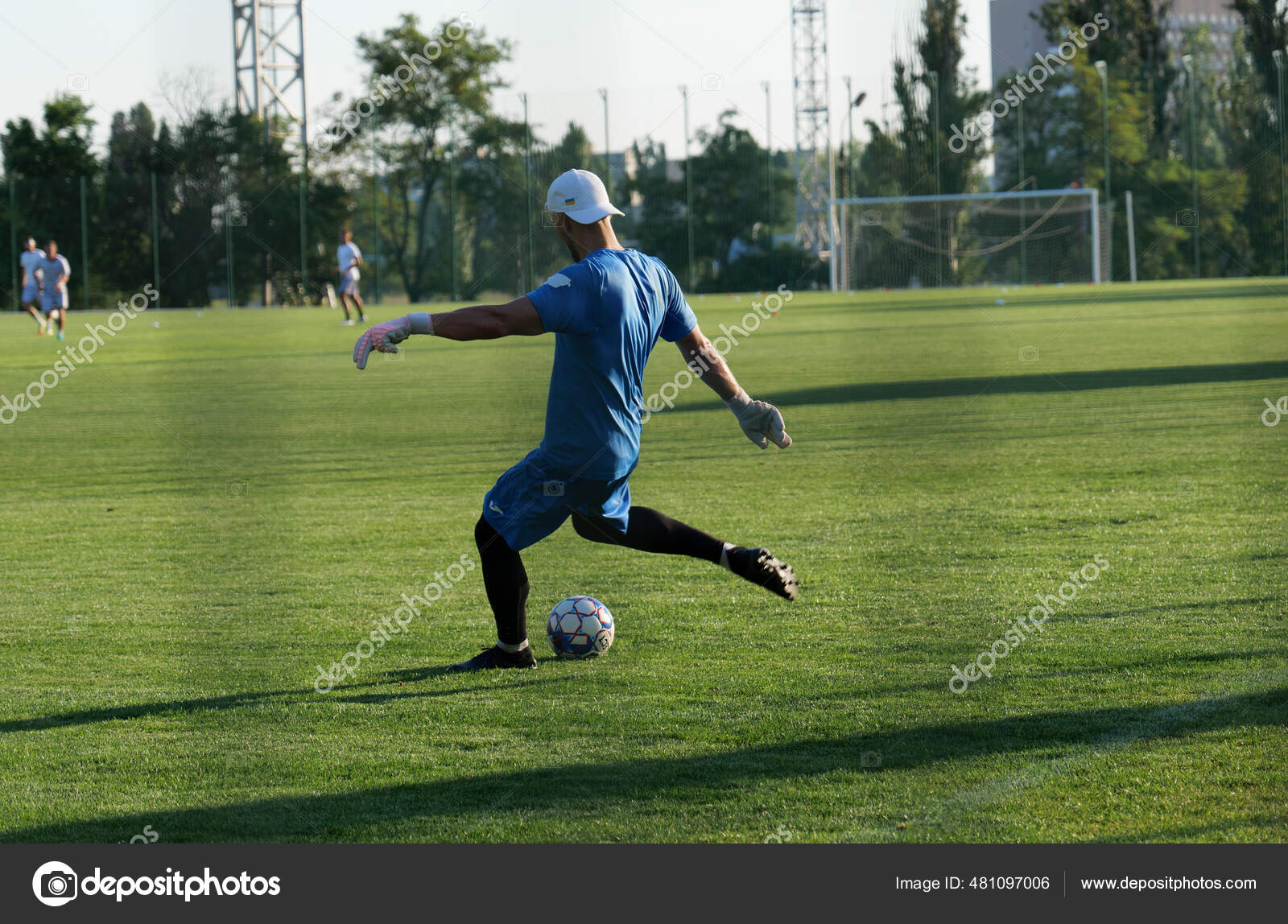 Jogador amador de futebol chuta uma bola Stock Photo - Alamy