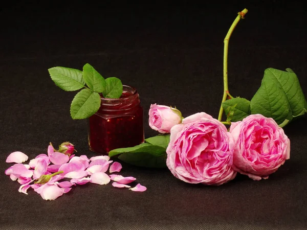 Close Tak Van Thee Roos Met Bloemen Jam Zwarte Achtergrond Rechtenvrije Stockafbeeldingen