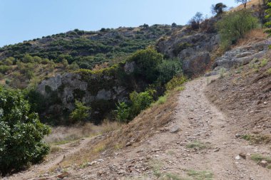 Kırsal yol dağlara çıkar.