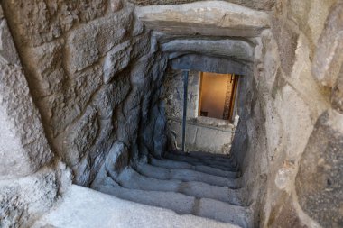 Antika bir şarap mahzenine ineceğiz.