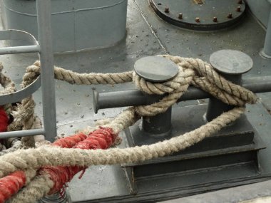 Gemide sabitlenmiş bir halatla demirleme borusu.