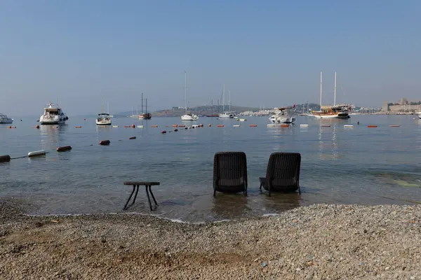 港の海岸沿いの休憩所にある椅子とテーブル — ストック写真