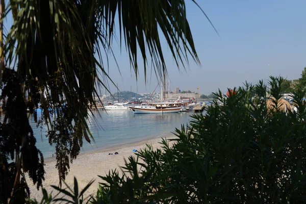 Uitzicht Kustlijn Het Strand Luxe Resort Baai Met Jachten — Stockfoto
