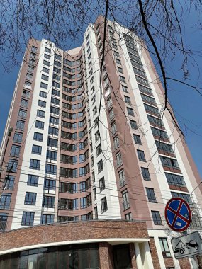 Şehirde yeni yüksek binalar inşa edildi.