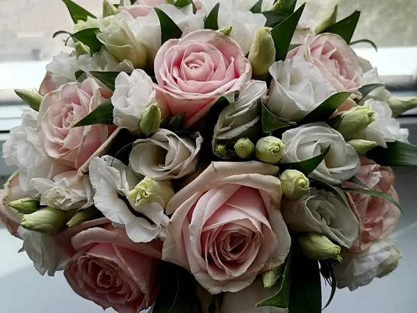 Düğün, güzel bir buket pembe gül.