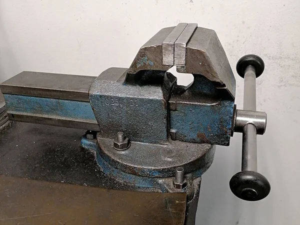 Çilingir işyerindeki çilingir yardımcısı.