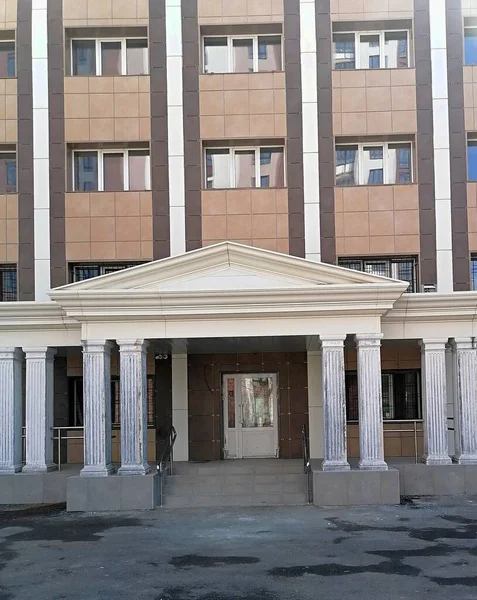 Sütunlu bir binanın ön cephesi