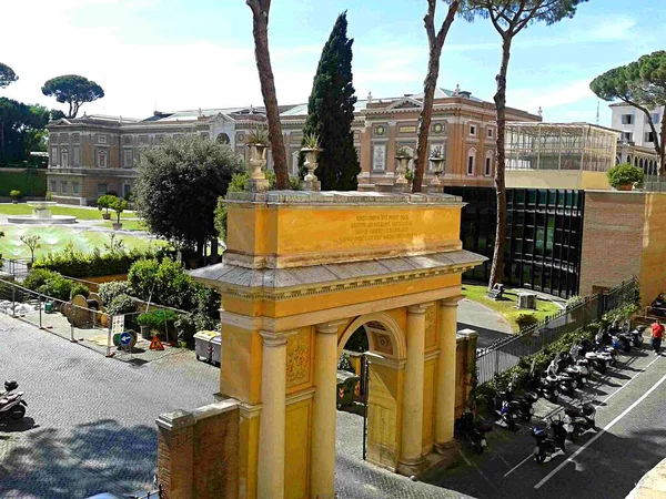 Utazás Olaszországban Történelmi Boltív Előtt Bejárat Park — Stock Fotó