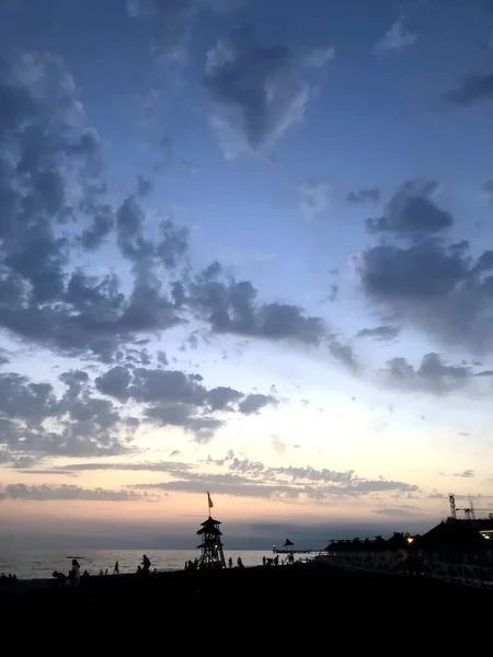 Günbatımı deniz kenarında plaj