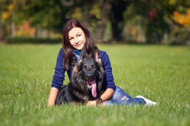 Onu köpek çim ile kız