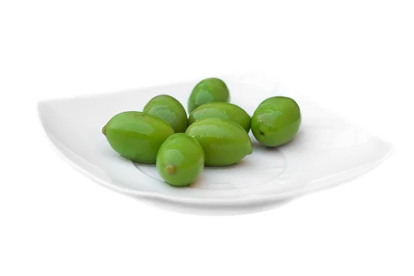 Grüne Oliven auf einem Teller — Stockfoto