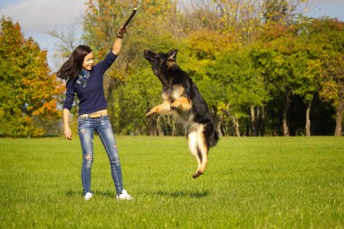 Kız Köpeğini parkta oynarken