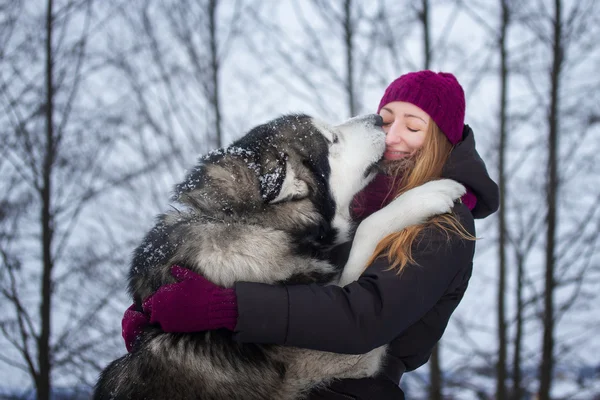 Chica abrazando su perro —  Fotos de Stock
